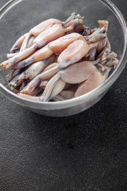 Kurbağa bacağı, et, Fransız mutfağı, taze yemek, masada atıştırmalık, fotokopi, uzay yemeği arka planı.