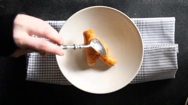 ソーセージと豆 トマトソース 新鮮な調理前菜の食事のスナック テーブルのコピー 宇宙食の背景 素朴なトップビュー — ストック動画