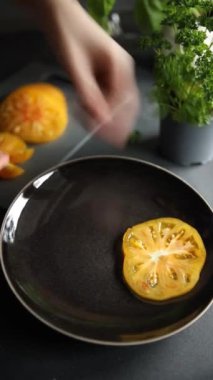 Domates salatası sarı dilim aperatif yemek aperatifleri fotokopi masasında yer yiyecek arka plan kırsal manzaralı vejetaryen yemekleri.