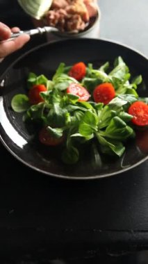 Ton balığı salatası, domates, yeşil yaprak marul sağlıklı yemek aperatifi yemek aperatifleri fotokopi odası arka plan kırsal manzarası 