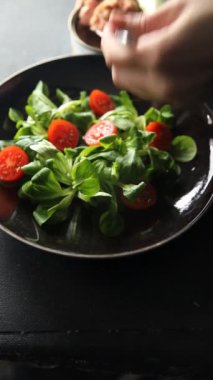 Ton balığı salatası, domates, yeşil yaprak marul sağlıklı yemek aperatifi yemek aperatifleri fotokopi odası arka plan kırsal manzarası 