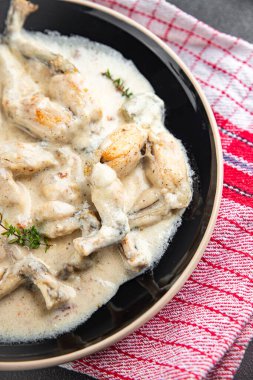 Kurbağa bacağı yemek Fransız mutfağı ikinci yemek pörsümüş aperatif yemek aperatifleri masanın üzerinde fotokopi uzayı arka plan kırsal manzarası