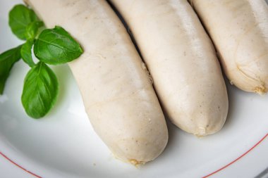 et beyaz sosis weisswurst bavyera sosisi aperatif yemek aperatifleri masa üzerinde fotokopi alanı arka plan kırsal üst görünüm