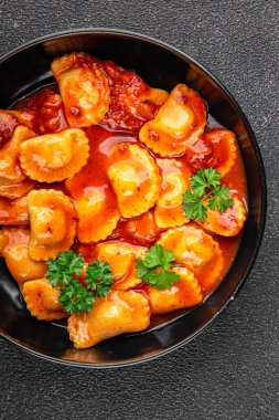 Ravioli bifteği, domates, taze pişirme aperatifler masada atıştırmalıklar, fotokopi, arka plan kırsal manzarası.
