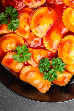 Ravioli bifteği, domates, taze pişirme aperatifler masada atıştırmalıklar, fotokopi, arka plan kırsal manzarası.