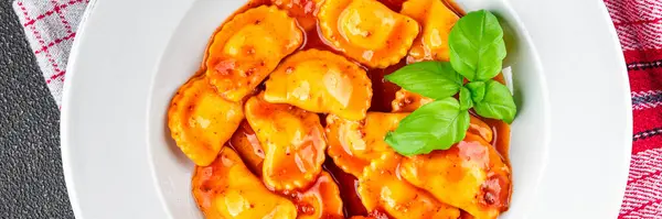 Ravioli Oksekød Tomat Sauce Frisk Madlavning Appetitvækker Måltid Mad Snack Royaltyfrie stock-billeder