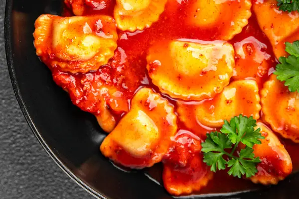 Ravioli Nötkött Kött Tomat Sås Färsk Matlagning Aptitretare Måltid Mellanmål Stockfoto