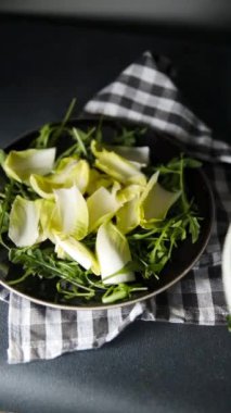 Hindiba salatası vitamini yeşil taze sağlıklı aperatif yemek atıştırmalıkları masa başı yiyecek arka planında