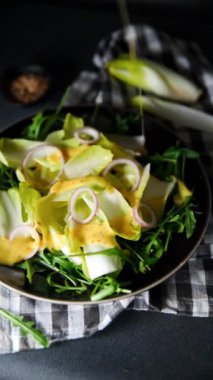 Hindiba salatası vitamini yeşil taze sağlıklı aperatif yemek atıştırmalıkları masa başı yiyecek arka planında