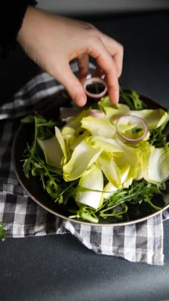 Salată Cicoare Vitamine Verde Proaspăt Mâncare Sănătoasă Aperitiv Alimente Gustare — Videoclip de stoc