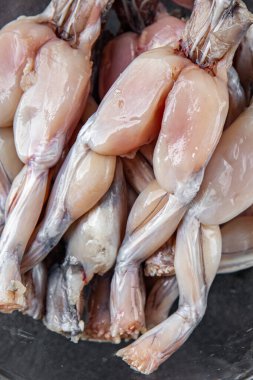 Kurbağa bacağı, çiğ et, taze yemek, masada atıştırmalık, fotokopi, arka plan, kırsal alan manzarası.