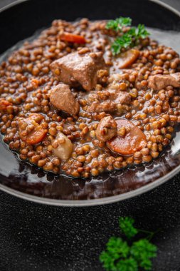 Mercimek et ya da domuz eti taze yemek aperatifi masanın üzerinde fotokopi alanı arka plan kırsal manzarası