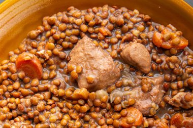 Mercimek et ya da domuz eti taze yemek aperatifi masanın üzerinde fotokopi alanı arka plan kırsal manzarası