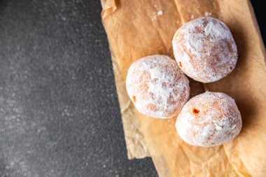 Doldurulmuş donut çikolatası tozlu şeker taze yemek atıştırmalığı masanın üzerinde fotokopi alanı arka plan kırsal