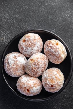 Doldurulmuş donut çikolatası tozlu şeker taze yemek atıştırmalığı masanın üzerinde fotokopi alanı arka plan kırsal