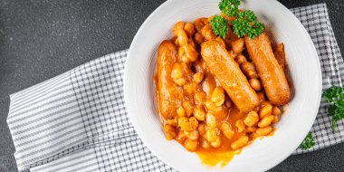 Fasulye sosu sosisler taze yemek aperatifleri masanın üzerinde fotokopi alanı arka plan kırsal