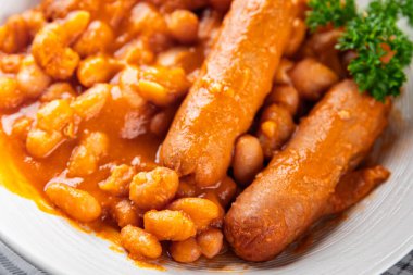 Fasulye sosu sosisler taze yemek aperatifleri masanın üzerinde fotokopi alanı arka plan kırsal