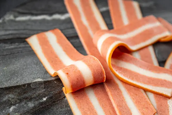 Hidangan Ringan Yang Dimasak Segar Dari Bacon Vegetarian Atas Meja Stok Lukisan  