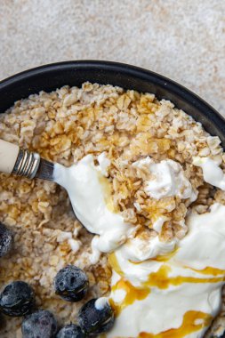 yulaflı yulaf ezmesi, sağlıklı kahvaltı, yulaf lapası, taze yemek aperatifler, masada atıştırmalıklar, fotokopi, arka plan, kırsal manzara.