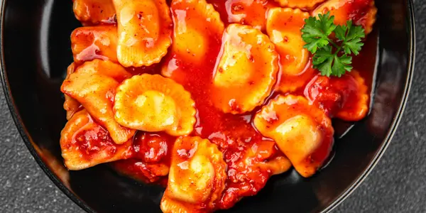Ravioli Hús Paradicsom Szósz Friss Főzés Étel Snack Asztalon Másolni Jogdíjmentes Stock Képek