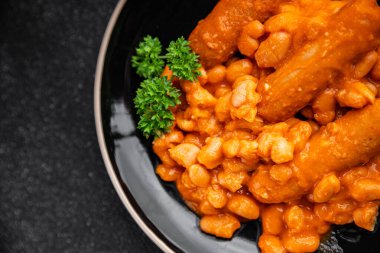 Fasulye sosisi, domates sosu, taze yemek aperatifler, masada atıştırmalıklar, fotokopi, arka plan, kırsal alan manzarası.