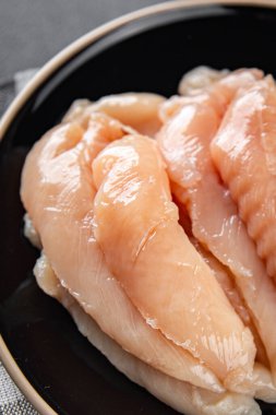 Çiğ tavuk eti, taze pişmiş yemek, masada atıştırmalık, fotokopi, arka plan, kırsal alan manzarası.