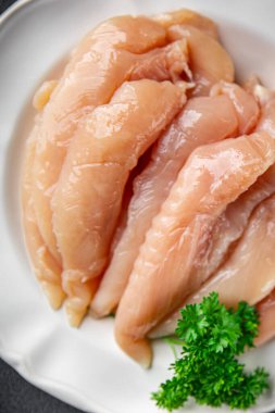 Çiğ tavuk eti, taze pişmiş yemek, masada atıştırmalık, fotokopi, arka plan, kırsal alan manzarası.