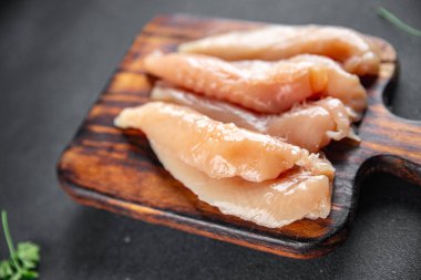 Çiğ tavuk eti, taze pişmiş yemek, masada atıştırmalık, fotokopi, arka plan, kırsal alan manzarası.