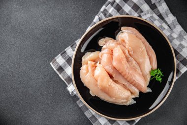 Çiğ tavuk eti, taze pişmiş yemek, masada atıştırmalık, fotokopi, arka plan, kırsal alan manzarası.