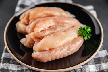 Çiğ tavuk eti, taze pişmiş yemek, masada atıştırmalık, fotokopi, arka plan, kırsal alan manzarası.