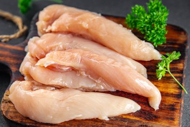 Çiğ tavuk eti, taze pişmiş yemek, masada atıştırmalık, fotokopi, arka plan, kırsal alan manzarası.