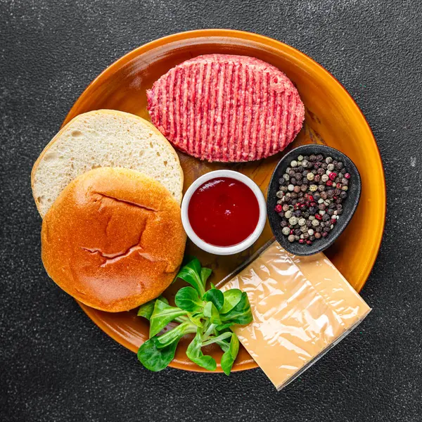 Set Burger Crud Bun Brânză Sos Roșii Verdeață Aperitiv Gătit Imagini stoc fără drepturi de autor