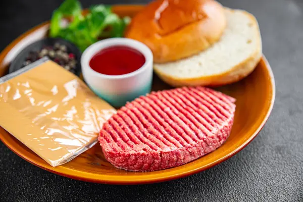 Surowy Burger Zestaw Kotlet Bułka Ser Sos Pomidorowy Zielenina Świeże Obraz Stockowy
