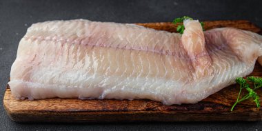 Çiğ beyaz balık fileto dev deniz levreği ve fileto balığı taze yemek aperatifler masanın üzerinde yemek yiyecekler arka plan fotokopisi kırsal arka plan vejetaryen diyet yemekleri