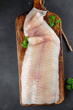 Çiğ beyaz balık fileto dev deniz levreği ve fileto balığı taze yemek aperatifler masanın üzerinde yemek yiyecekler arka plan fotokopisi kırsal arka plan vejetaryen diyet yemekleri