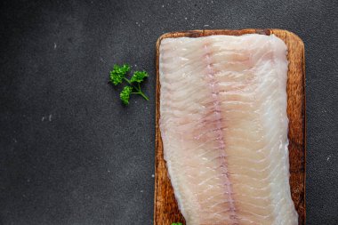Çiğ beyaz balık fileto dev deniz levreği ve fileto balığı taze yemek aperatifler masanın üzerinde yemek yiyecekler arka plan fotokopisi kırsal arka plan vejetaryen diyet yemekleri