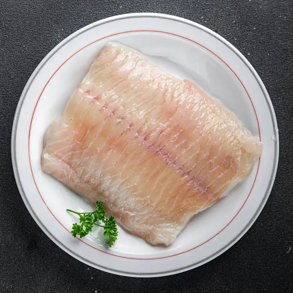 Rohe Weiße Fischfilet Riesenseebarsch Und Filetierung Zackenbarsch Frisch Kochen Vorspeise lizenzfreie Stockfotos