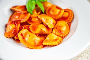 Ravioli bifteği, domates, taze pişirme aperatifler masada atıştırmalıklar, fotokopi, arka plan kırsal manzarası.