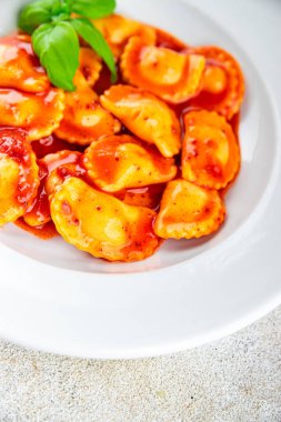 Ravioli bifteği, domates, taze pişirme aperatifler masada atıştırmalıklar, fotokopi, arka plan kırsal manzarası.