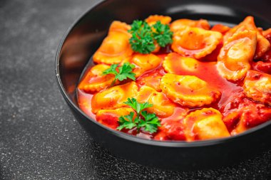 Ravioli bifteği, domates, taze pişirme aperatifler masada atıştırmalıklar, fotokopi, arka plan kırsal manzarası.