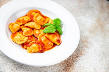 Ravioli bifteği, domates, taze pişirme aperatifler masada atıştırmalıklar, fotokopi, arka plan kırsal manzarası.