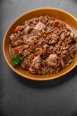 Mercimek sığır eti ya da domuz eti taze yemek aperatifleri masanın üzerinde fotokopi alanı yiyecek arka plan kırsal manzarası 