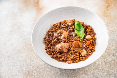 Mercimek sığır eti ya da domuz eti taze yemek aperatifleri masanın üzerinde fotokopi alanı yiyecek arka plan kırsal manzarası 