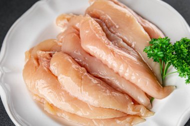 tavuk eti çiğ aiguillet taze pişmiş yemek aperatifi masanın üzerinde fotokopi uzayı arka plan kırsal