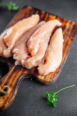 tavuk eti çiğ aiguillet taze pişmiş yemek aperatifi masanın üzerinde fotokopi uzayı arka plan kırsal