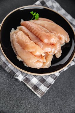 tavuk eti çiğ aiguillet taze pişmiş yemek aperatifi masanın üzerinde fotokopi uzayı arka plan kırsal