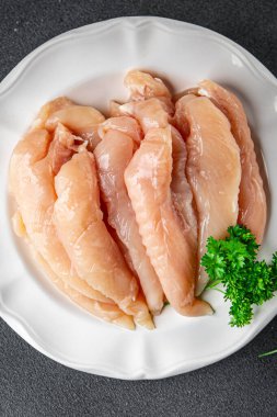 tavuk eti çiğ aiguillet taze pişmiş yemek aperatifi masanın üzerinde fotokopi uzayı arka plan kırsal