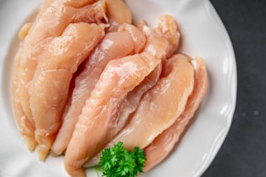 tavuk eti çiğ aiguillet taze pişmiş yemek aperatifi masanın üzerinde fotokopi uzayı arka plan kırsal