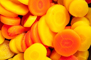 Havuç dilimleri rengarenk sebze havuçları halka şeklinde kesilmiş havuç salata taze yemek aperatifler masanın üzerinde fotokopi uzayı yemek arka plan kırsal üst görüş keto veya paleo diyet vejetaryen vejetaryen 