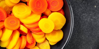 Havuç dilimleri rengarenk sebze havuçları halka şeklinde kesilmiş havuç salata taze yemek aperatifler masanın üzerinde fotokopi uzayı yemek arka plan kırsal üst görüş keto veya paleo diyet vejetaryen vejetaryen 